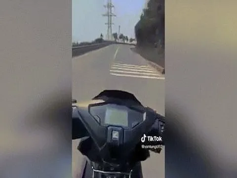 Thót tim cảnh thanh niên chạy xe máy thả 2 tay khi đổ đèo Hải Vân