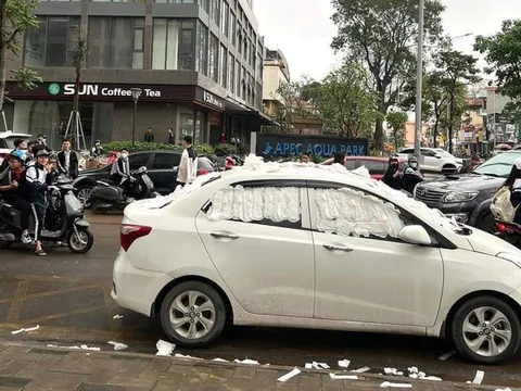 Chiếc ôtô bị dán băng vệ sinh khi đỗ sai dưới lòng đường