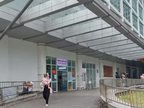 Đang chơi trước nhà, cháu bé 5 tuổi bị xe cán qua người