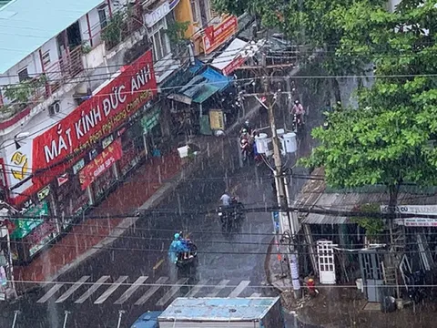 “Mưa vàng” đổ xuống TP.HCM sau chuỗi ngày nắng nóng như đổ lửa