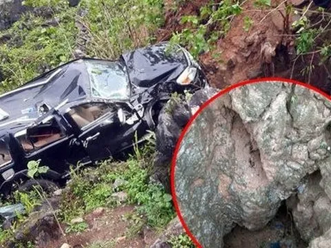 Bị ô tô lùi trúng khi đang chụp ảnh, người đàn ông rơi vào hang đá mất tích