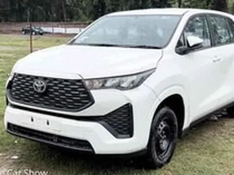 Toyota Innova 2023 taxi giá quy đổi 530 triệu: Giới hạn tốc độ 80 km/h, chạy dịch vụ nhưng không có điều hòa sau và màn hình giải trí