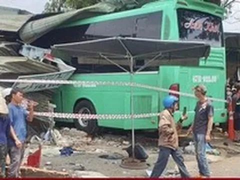 Hiện trường vụ xe khách lao vào nhà dân ở Gia Lai khiến 7 người thương vong