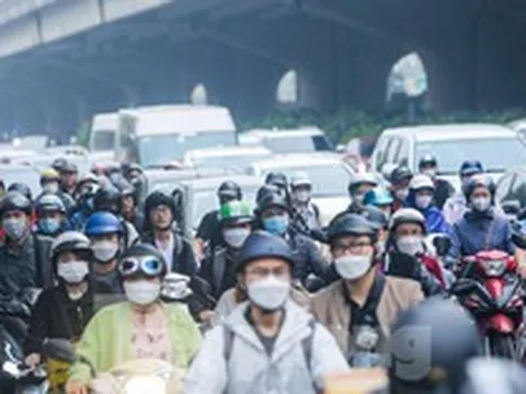 Người dân Thủ đô chật vật trong cảnh tắc đường với mưa phùn và sương mù