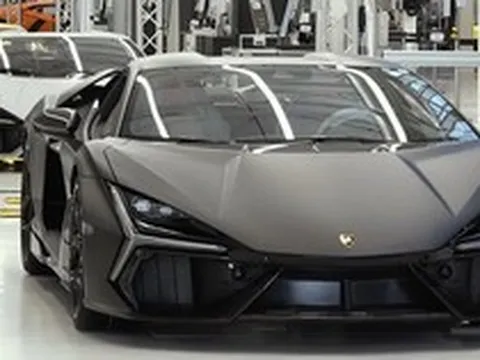 Bán siêu xe đỉnh như Lamborghini: Mở sự kiện VIP trước ra mắt và chốt hết đơn hàng Revuelto cho 2 năm