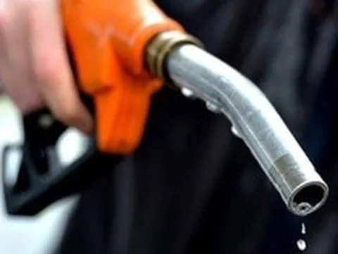 Giá xăng tăng nhẹ dưới 100 đồng/lít