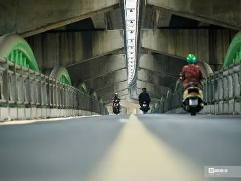 Hà Nội: Cầu vòm thép 65 tỷ đồng vắng xe qua lại, thành nơi đỗ ô tô