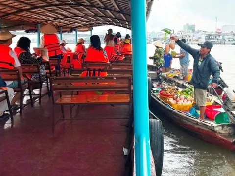 Vì sao phải gắn hộp đen cho tàu du lịch ở Chợ nổi Cái Răng?