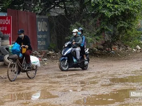 Đoạn đường dài 500m có tới gần trăm "ổ gà", "ổ voi"