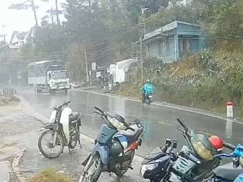 CLIP: Xe tải mất lái, tông văng người đi xe máy trên đèo Mimosa