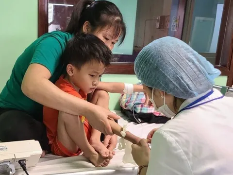 Cậu bé 7 tuổi cần ghép tủy để duy trì sự sống: 'Em muốn khỏi bệnh để trở thành công an'