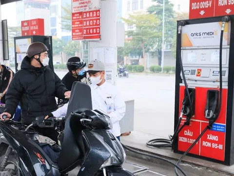 Giá xăng tăng nhẹ 90 đồng/lít