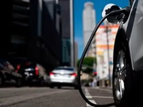 Tuyên bố cấm xe xăng, châu Âu đang “mua dây buộc mình” vào Trung Quốc khi phụ thuộc vào loại nguyên liệu quý hơn vàng này