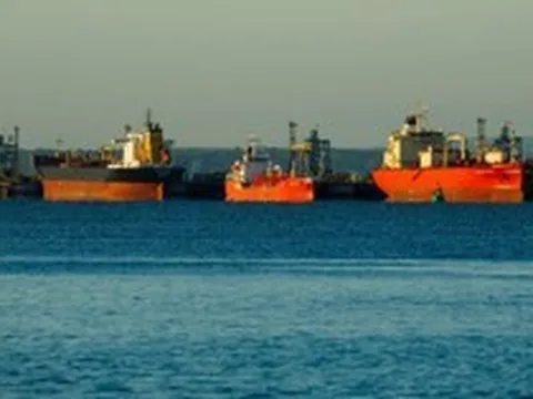 Một ông lớn tiêu thụ dầu bất ngờ mua dầu giá rẻ của Nga trên mức trần 60 USD/thùng