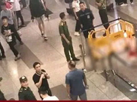 Nam hành khách trèo qua lan can, rơi từ tầng 3 sân bay Nội Bài