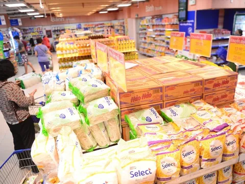 Hàng trăm siêu thị tung thêm hàng nhãn riêng, giảm giá hấp dẫn để kéo sức mua
