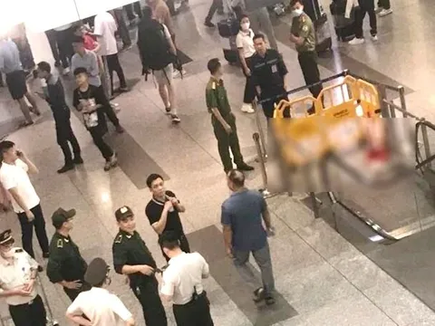 Người đàn ông nước ngoài bất ngờ rơi từ tầng 3 sảnh sân bay Nội Bài