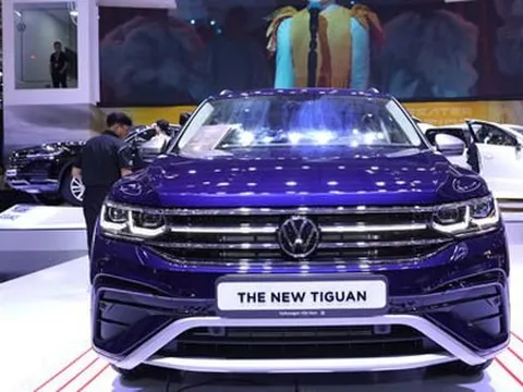 Xe ngoại đua giảm giá hàng trăm triệu đồng