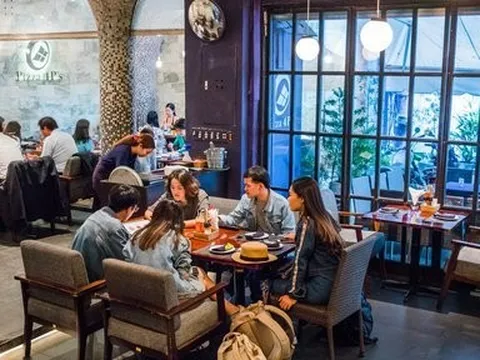 Thoát lỗ liên tiếp, chuỗi cửa hàng Pizza 4P's ngược dòng lợi nhuận