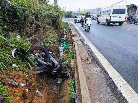 Lâm Đồng: Xe tải mất lái hất văng xe máy trên đèo Mimosa