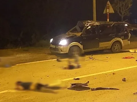 3 người đàn ông văng ra khỏi xe ôtô trong vụ tai nạn kinh hoàng