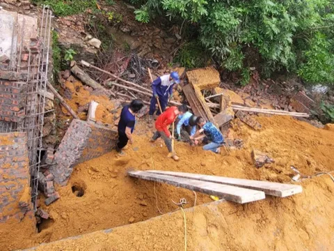 Lại sập bờ kè, 2 người bị vùi lấp thương vong