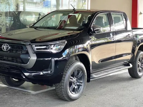 Toyota Hilux trở lại Việt Nam - Khó càng thêm khó