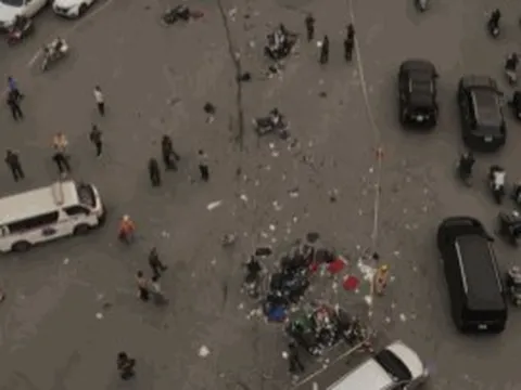 CLIP: Kinh hoàng hiện trường xe "điên" tông hàng chục xe máy tại ngã tư