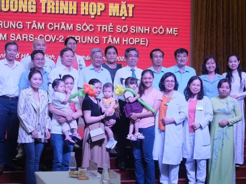 Tri ân các “bảo mẫu” chăm sóc trẻ sơ sinh có mẹ mắc COVID-19