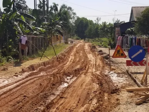 Lấy lí do xe quá tải "hoành hành", nhà thầu bỏ bê thi công