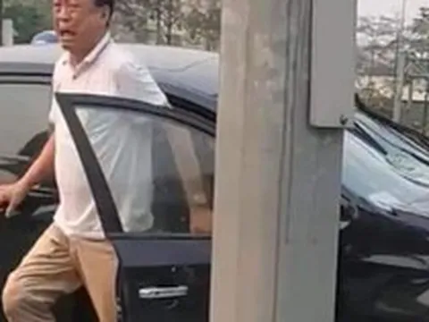 Tài xế xe "điên" tông hàng chục xe máy tái mét mặt bật khóc: "Thế này có chết tôi không”