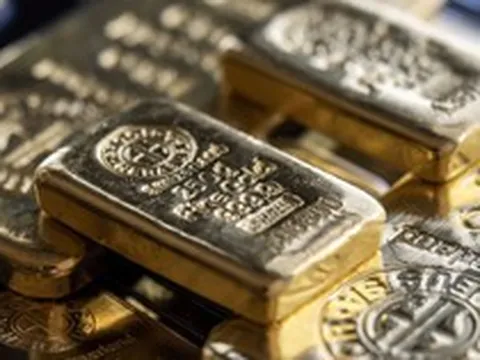 Giá vàng thế giới tăng dữ dội, các 'cá mập' đua nhau gom hàng kỷ lục