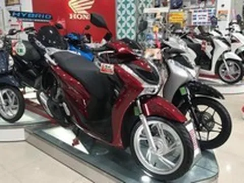 Giá xe máy đồng loạt giảm sâu: Air Blade bất ngờ bán dưới giá đề xuất dù khan hàng, Honda Vision, SH... cùng giảm mạnh