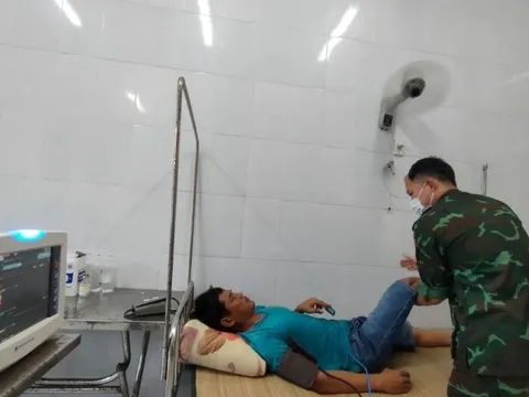 Bệnh xá đảo Song Tử Tây cấp cứu ngư dân bị giảm áp do lặn sâu