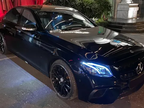 Mercedes E 300 mạ vàng, dát kim cương hết 400 triệu, người bán rao lại đắt hơn giá thị trường cả tỷ đồng