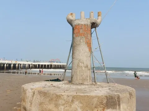 Lạ mắt 5 bàn tay “người khổng lồ” ở biển Hải Tiến