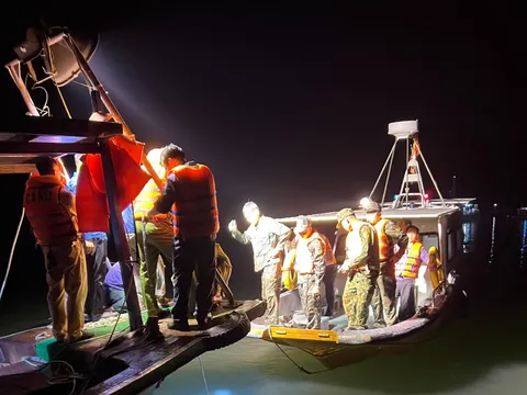 Vụ rơi máy bay trực thăng Bell 505: Đã vớt được 2 thi thể, nhiều mảnh vỡ