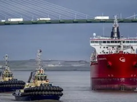 Dầu thô chính thức "nóng" trở lại: Quốc gia xuất khẩu dầu lớn nhất thế giới tăng giá bán cho châu Á, dầu Nga tăng vượt giá trần