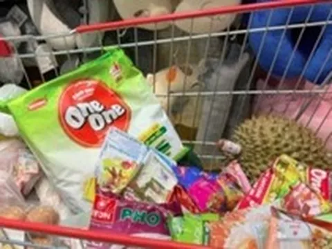 Người dân TPHCM thắt chặt chi tiêu, siêu thị tìm đủ cách xoay xở