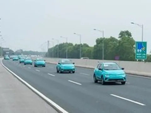 Chỉ 4 tiếng lên App Store, ứng dụng đặt taxi điện VinFast của công ty ông Phạm Nhật Vượng đã dẫn đầu lượt tải một danh mục