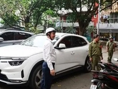 Xe đỗ tràn lan sai quy định, không lẽ bó tay?