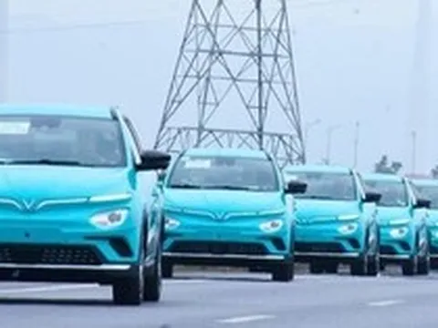 Taxi điện VinFast khác gì với taxi xăng? Khi tắc đường thấy rõ ưu thế!