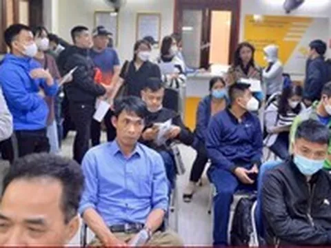 Nườm nượp người dân xếp hàng chờ làm lý lịch tư pháp ở Hà Nội