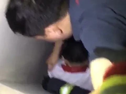 CLIP: Cảnh sát giải cứu bé trai mắc kẹt ở hố tum tầng 20 chung cư