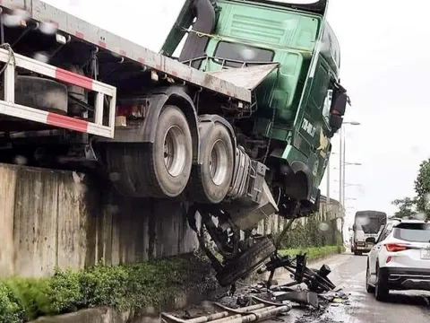 Khiếp đảm hình ảnh xe đầu kéo lơ lửng trên lan can cầu vượt
