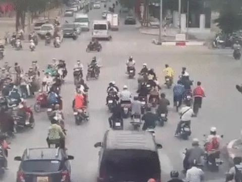 Liên tiếp các vụ tài xế đạp nhầm chân ga: Làm sao hạn chế sai sót chết người?