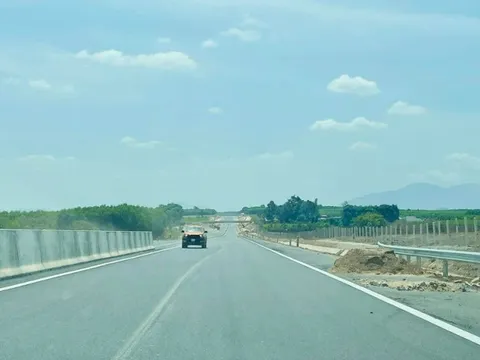 Ô tô, xe máy "chạy chui" vào cao tốc đang thi công, chủ đầu tư cảnh báo