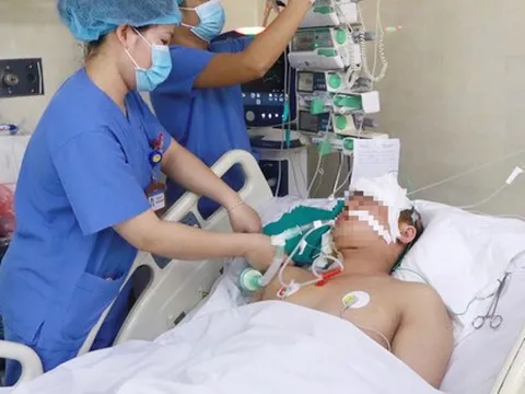 Vụ xe điên tông xe máy: Mẹ bé gái 3 tuổi bị chấn thương nặng