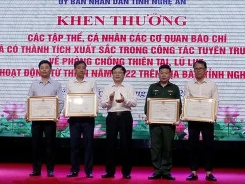 Tỉnh Nghệ An tặng bằng khen cho Đời sống và Pháp luật về thành tích tuyên truyền phòng chống lũ lụt