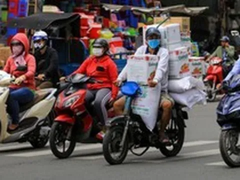 Tăng trưởng kinh tế giảm tốc, thu nhập của lao động ở "đầu tàu" kinh tế TP.HCM thay đổi ra sao trong quý I/2023?
